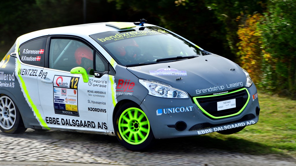 Rasmus Sørensen og hans codriver Heidi Knudsen viste stærk kørsel i deres Peugeot 208 R2 og var på vej mod en sikker sejr i Sydhavsrally, da de pludselig fik bremseproblemer.
(Foto: Michael Eisenberg - Intercom)